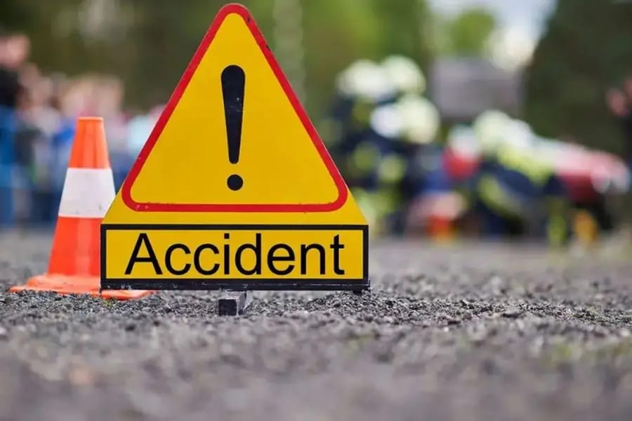अभी अभी रात्रि 10:41 बजे पर एम0डी0टी0 112 के माध्यम से सूचना प्राप्त हुई कि पडियार चौक ग्राम चिलोट के पास एक ट्रक दुर्घटना ग्रस्त हुआ है।