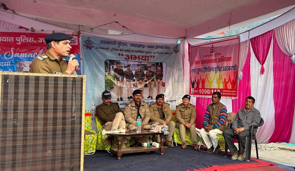 पुलिस ने धनारी, पुजारगांव मे लगाया “महिला सुरक्षा एवं सशक्तिकरण” शिविर गांव वालों ने शादी-समारोह के दौरान शराब को प्रतिबन्धित करने की शपथ ली गयी।