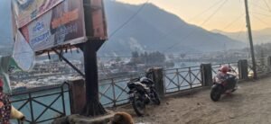 “जिद्दी कलम की खबर का असर”तांबाखानी टनल के दोनों तरफ कूडे के ढ़ेर के समीप पड़े राजनेताओं के बैनरो पर अंकित दोनों धामों के चित्र  वाले  बैनर हटाये