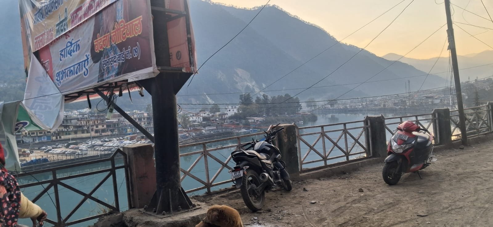 “जिद्दी कलम की खबर का असर”तांबाखानी टनल के दोनों तरफ कूडे के ढ़ेर के समीप पड़े राजनेताओं के बैनरो पर अंकित दोनों धामों के चित्र  वाले  बैनर हटाये