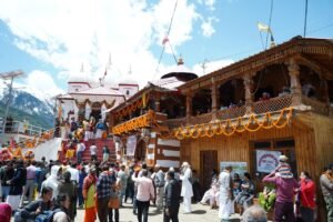 जयकारों के बीच मां गंगा की डोली मुखवा से गंगोत्री धाम के लिए रवाना, कल खुलेंगे कपाट