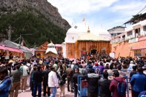 गंगोत्री एवं यमुनोत्री धाम के कपाट वैदिक मंत्रोच्चराण व पूजा अर्चना के साथ श्रद्धालुओं के दर्शनार्थ खोल दिए गए।