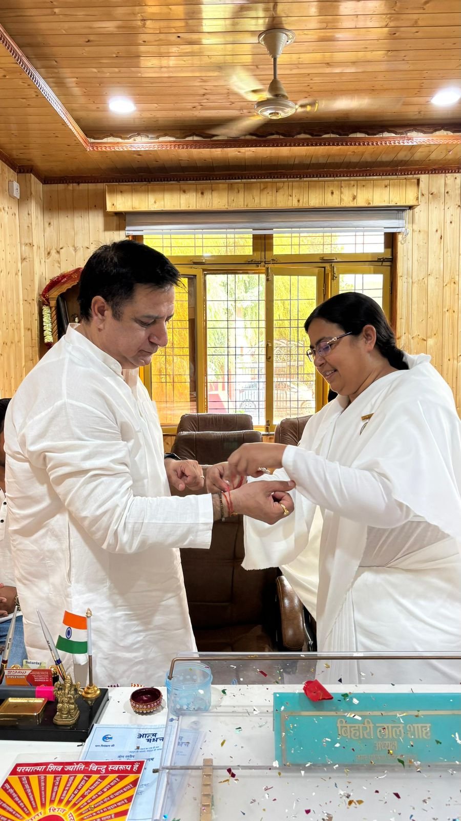 बहनों ने राखी बांधने के लिए ससुराल से अपने मायके पहचे् पर्व पर बहनों ने भाइयों की लंबी उम्र की कामना की