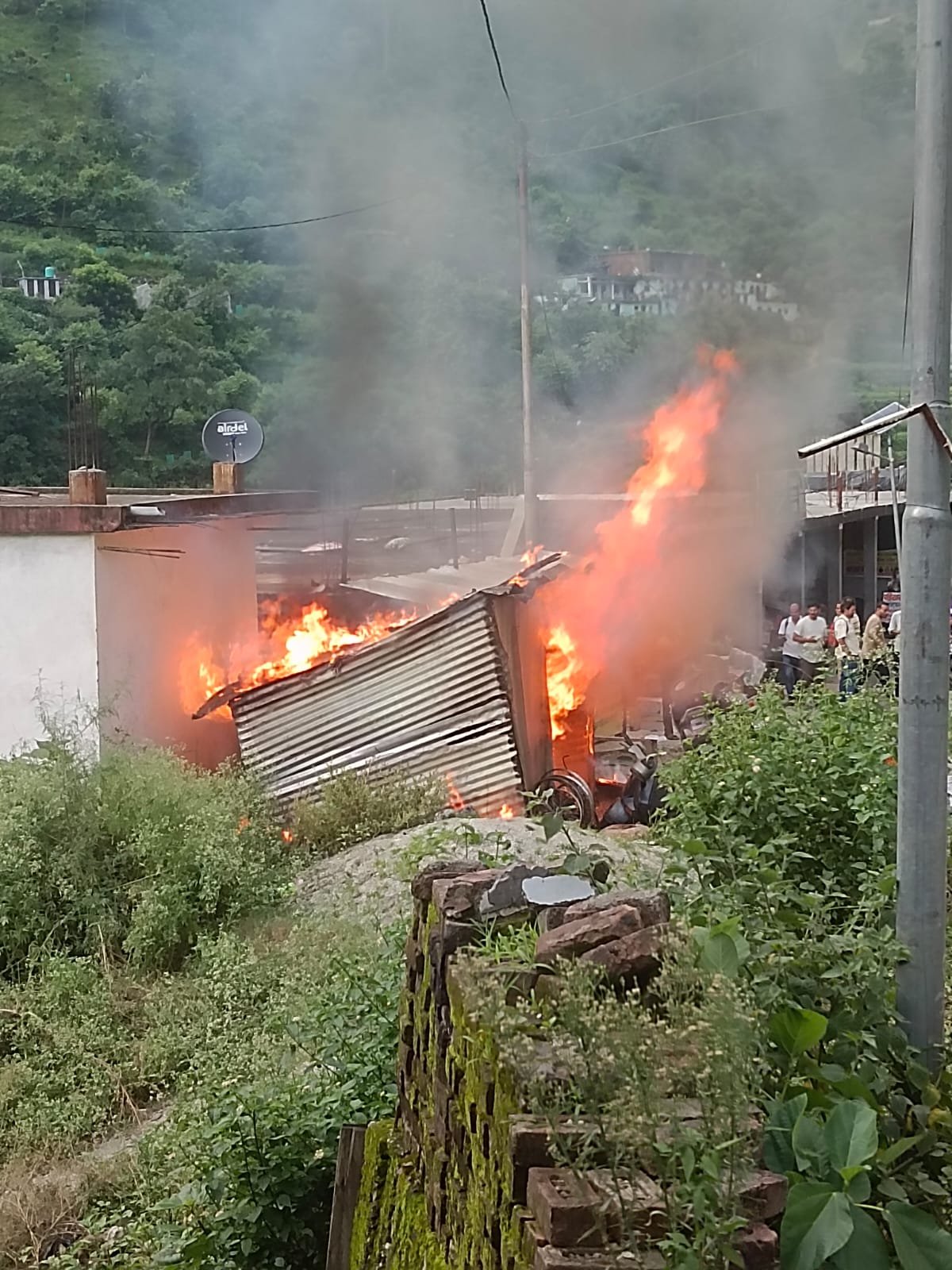 उत्तरकाशी बंदरकोट राष्ट्रीय राजमार्ग के किनारे टीन सेट में लगी आग एक मोटरसाइकिल जलकर हुई खाक।।