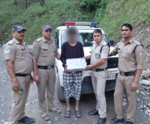 उत्तरकाशी श्री काशी विश्वनाथ मंदिर के नंदीगृह के दानपात्र का ताला तोड़कर 1,60,000 से अधिक की धनराशि चोरी पुलिस ने मात्र 05 घंटे के भीतर घटना का सफल अनावरण, चोरी की गई ₹1.60 लाख से अधिक की धनराशि बरामद  एसपी उत्तरकाशी द्वारा ₹2,500 तथा विश्वनाथ मंदिर के महन्त जी द्वारा पुलिस टीम को ₹11,000 के नगद पुरस्कार से किया गया सम्मानित