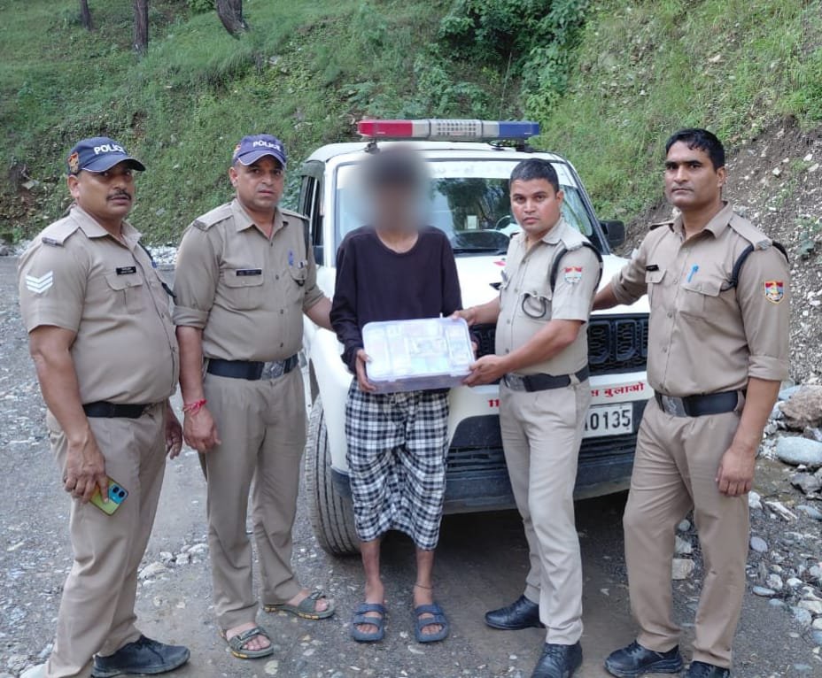 उत्तरकाशी श्री काशी विश्वनाथ मंदिर के नंदीगृह के दानपात्र का ताला तोड़कर 1,60,000 से अधिक की धनराशि चोरी पुलिस ने मात्र 05 घंटे के भीतर घटना का सफल अनावरण, चोरी की गई ₹1.60 लाख से अधिक की धनराशि बरामद  एसपी उत्तरकाशी द्वारा ₹2,500 तथा विश्वनाथ मंदिर के महन्त जी द्वारा पुलिस टीम को ₹11,000 के नगद पुरस्कार से किया गया सम्मानित