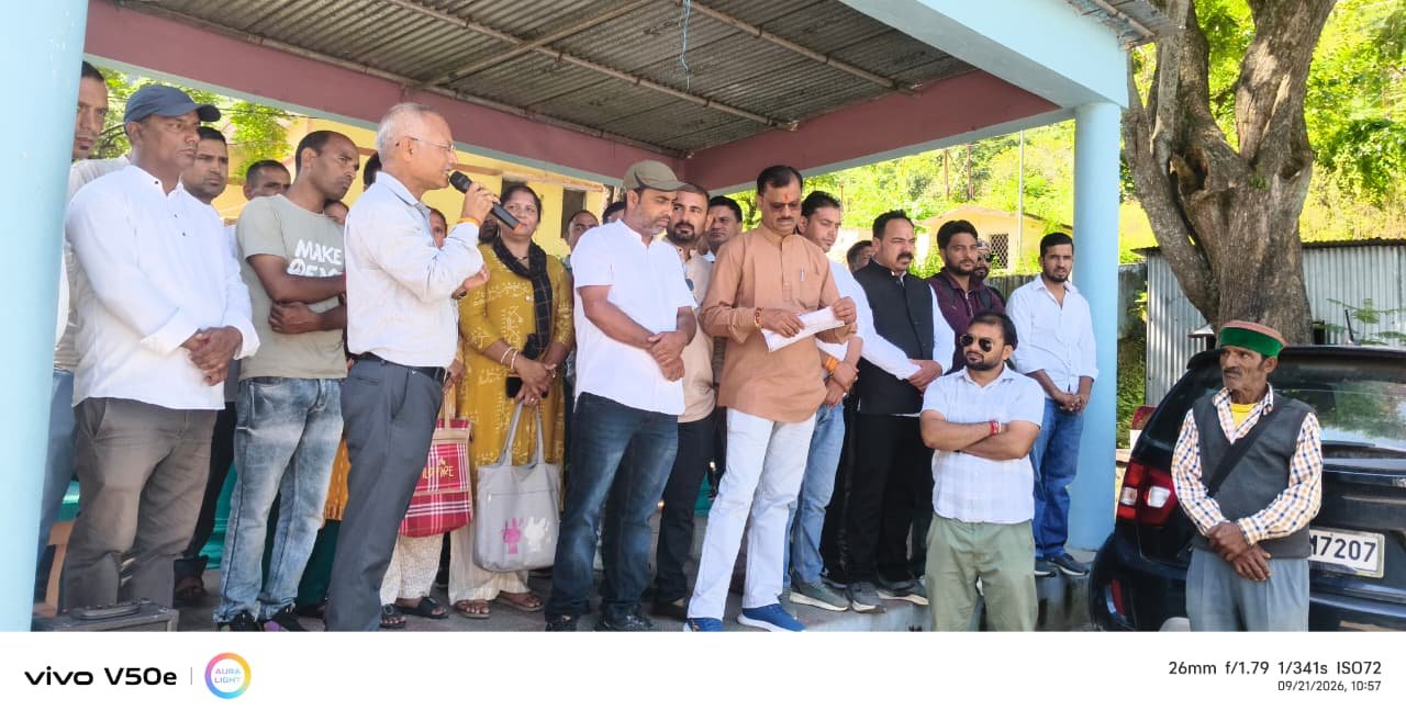 10 सूत्रीय मांगों को लेकर ग्राम प्रधानों ने की डुंडा ब्लॉक मे सांकेतिक तालाबंदी