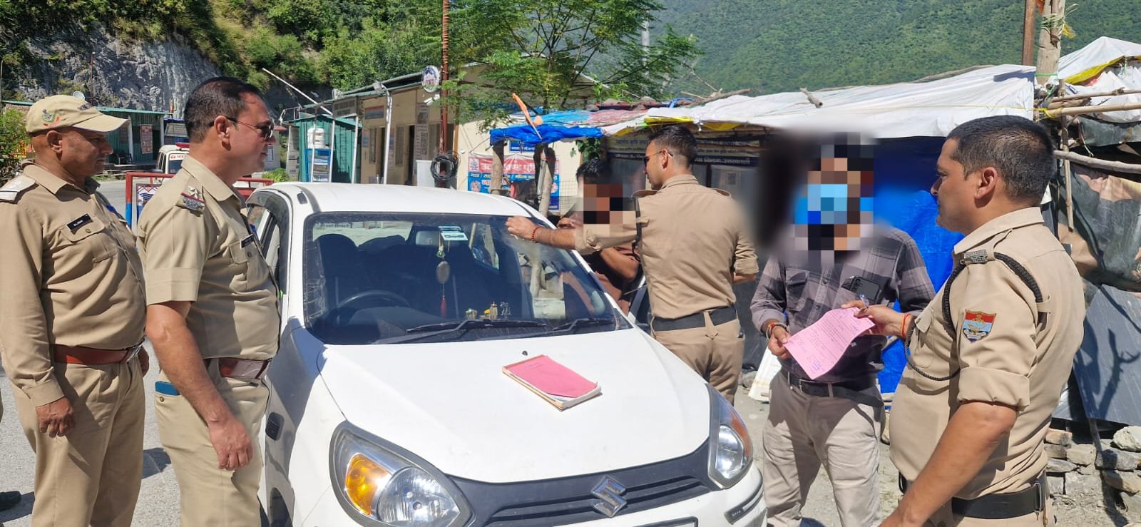 उत्तरकाशी पुलिस का VIP कल्चर पर शिकंजा, 38 निजी वाहनों से हटाई अनधिकृत नेम प्लेट और पहचान चिन्ह