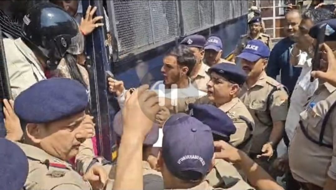 उत्तरकाशी : प्रभारी मंत्री के कार्यक्रम में हंगामा, कांग्रेसियों को पुलिस ने रोका तो तीखी नोकझोंक “ज्ञापन देने पहुंचे कांग्रेसी, गेट पर पुलिस ने रोका… फिर मचा बवाल; नोकझोंक में फटे कपड़े”