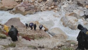 गंगोत्री-गौमुख ट्रेक पर 65 वर्षीय पर्यटक खाई में गिरकर लापता। कच्चीढांग में पैर फिसलने से 130 मीटर नीचे गहरी खाई में गिरने की सूचना, SDRF-पुलिस-वन विभाग की टीमें तलाश में जुटीं