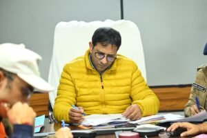 बर्फबारी के बीच उच्च हिमालय में रेस्क्यू ऑपरेशन तेज, ट्रैकर्स-पोर्टरों की सुरक्षित वापसी में जुटा प्रशासन