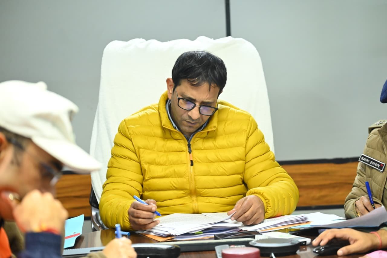 बर्फबारी के बीच उच्च हिमालय में रेस्क्यू ऑपरेशन तेज, ट्रैकर्स-पोर्टरों की सुरक्षित वापसी में जुटा प्रशासन