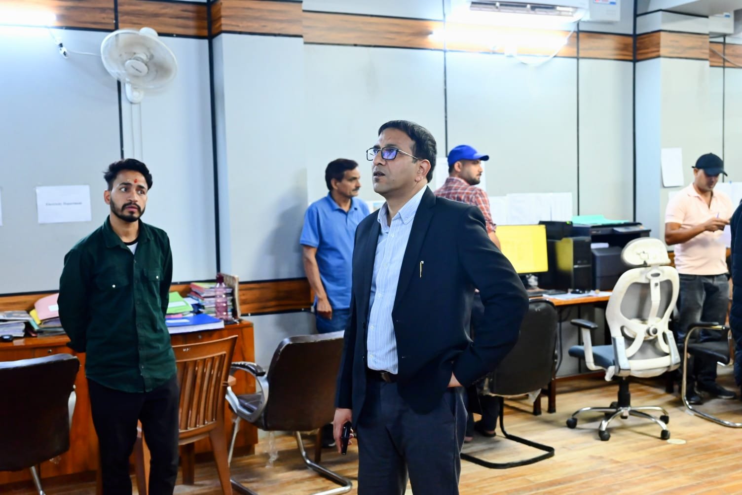 कालिंदी बेस और ऑडिन कोल से 40 ट्रेकर्स का सुरक्षित रेस्क्यू, जिलाधिकारी ने कंट्रोल रूम पहुंचकर लिया अभियान का जायजा