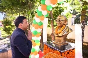 कलेक्ट्रेट में गांधी-शास्त्री जयंती पर श्रद्धांजलि डीएम ने युवाओं से नशे से दूर रहकर राष्ट्र निर्माण में योगदान देने का किया आह्वान
