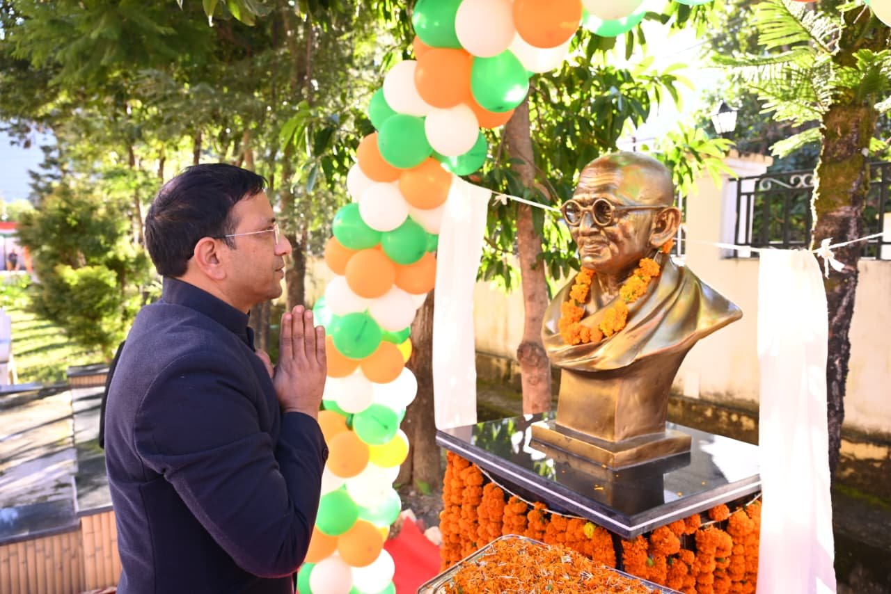 कलेक्ट्रेट में गांधी-शास्त्री जयंती पर श्रद्धांजलि डीएम ने युवाओं से नशे से दूर रहकर राष्ट्र निर्माण में योगदान देने का किया आह्वान