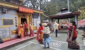उत्तरकाशी में मौसम का बदला मिजाज, गंगोत्री धाम में बर्फबारी, निचले इलाकों में बारिश करवा चौथ पर चंद्रदर्शन को लेकर महिलाओं की बढ़ी चिंता, व्रत के पारण पर पंडित रघुवीर प्रसाद नेथानी ने दी जानकारी