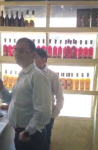 शराब की दुकानों पर ओवररेटिंग का खुलासा, व्हिस्की-बियर पर 10 रुपये तक ज्यादा वसूली